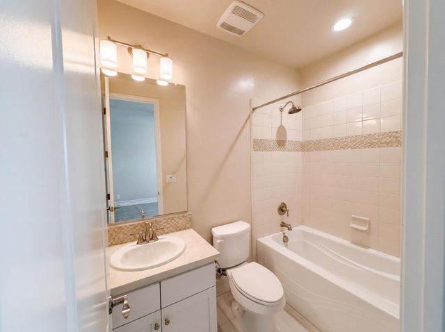 5601 Lakepointe Dr, Rocklin, CA 95677