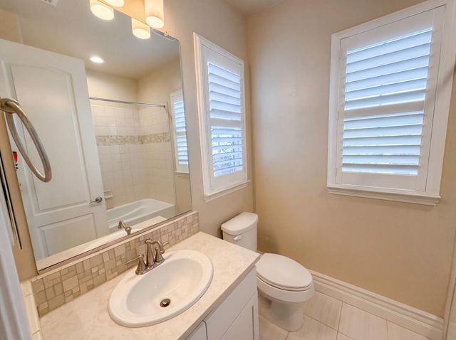 5601 Lakepointe Dr, Rocklin, CA 95677