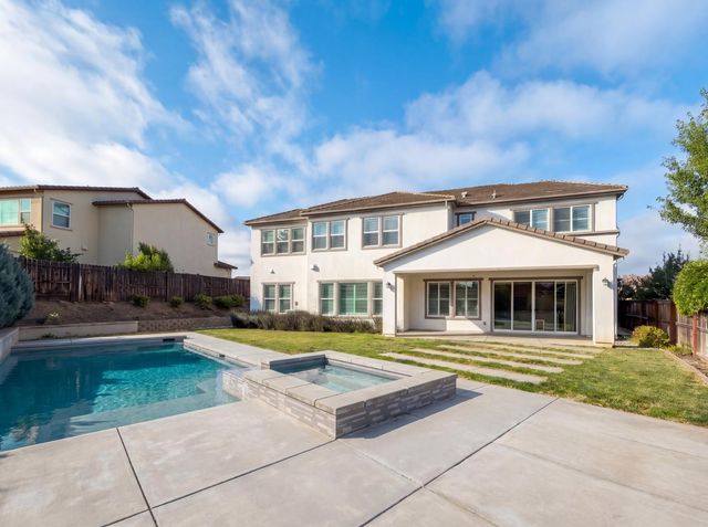 5601 Lakepointe Dr, Rocklin, CA 95677