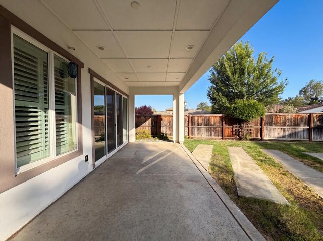 5601 Lakepointe Dr, Rocklin, CA 95677