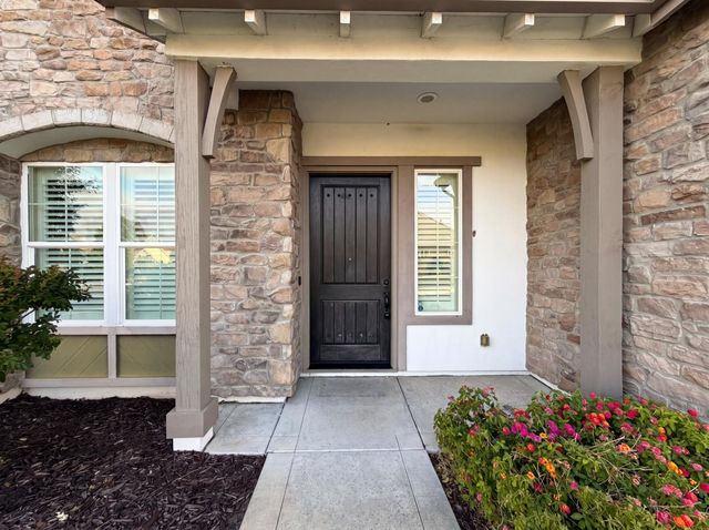 5601 Lakepointe Dr, Rocklin, CA 95677
