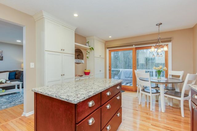 37 Standish Way, Amherst, NH 03031