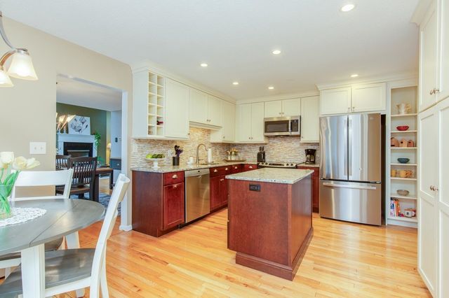 37 Standish Way, Amherst, NH 03031