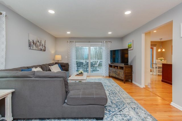 37 Standish Way, Amherst, NH 03031