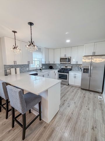 9027 Skyline Drive, Burr Ridge, IL 60527