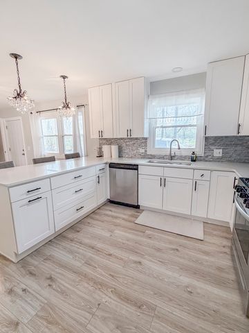 9027 Skyline Drive, Burr Ridge, IL 60527