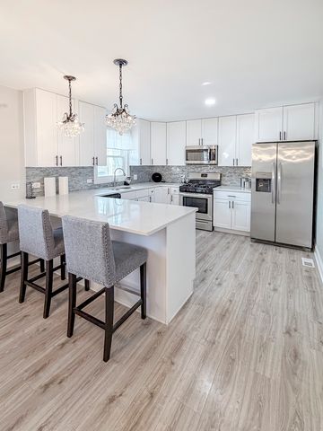 9027 Skyline Drive, Burr Ridge, IL 60527