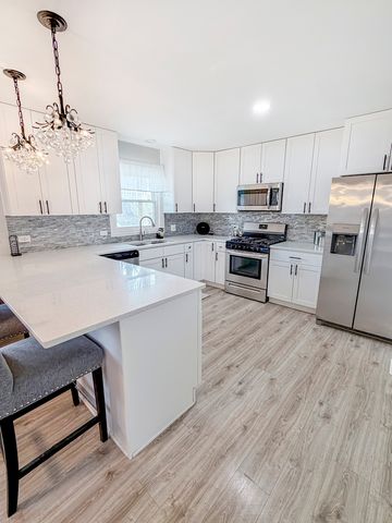 9027 Skyline Drive, Burr Ridge, IL 60527