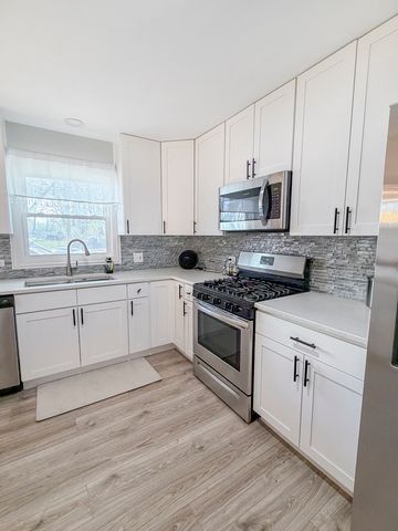 9027 Skyline Drive, Burr Ridge, IL 60527