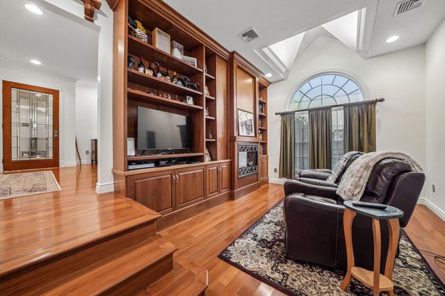 18 GAIL PL, Secaucus, NJ 07094