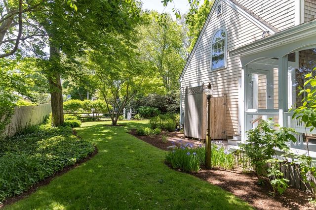 21 Woodlawn Ave, Tisbury, MA 02568