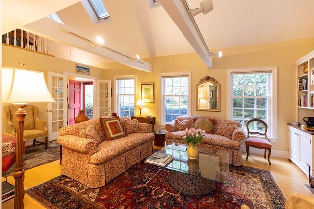 21 Woodlawn Ave, Tisbury, MA 02568