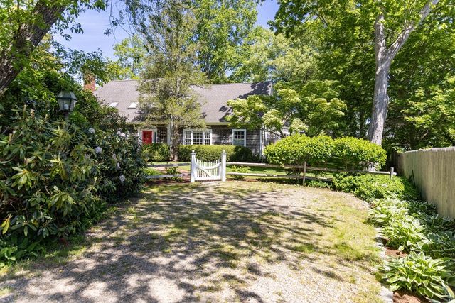21 Woodlawn Ave, Tisbury, MA 02568