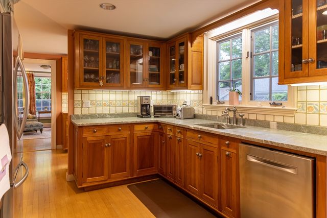 21 Woodlawn Ave, Tisbury, MA 02568