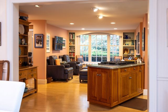 21 Woodlawn Ave, Tisbury, MA 02568