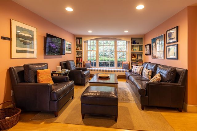 21 Woodlawn Ave, Tisbury, MA 02568