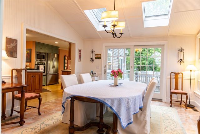 21 Woodlawn Ave, Tisbury, MA 02568