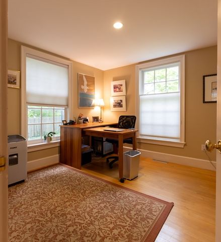 21 Woodlawn Ave, Tisbury, MA 02568