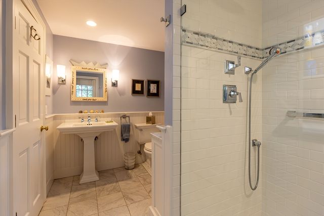 21 Woodlawn Ave, Tisbury, MA 02568