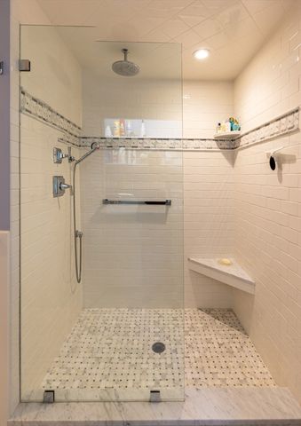 21 Woodlawn Ave, Tisbury, MA 02568