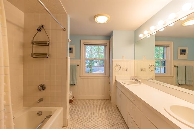 21 Woodlawn Ave, Tisbury, MA 02568