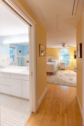 21 Woodlawn Ave, Tisbury, MA 02568