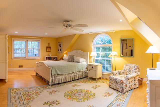 21 Woodlawn Ave, Tisbury, MA 02568