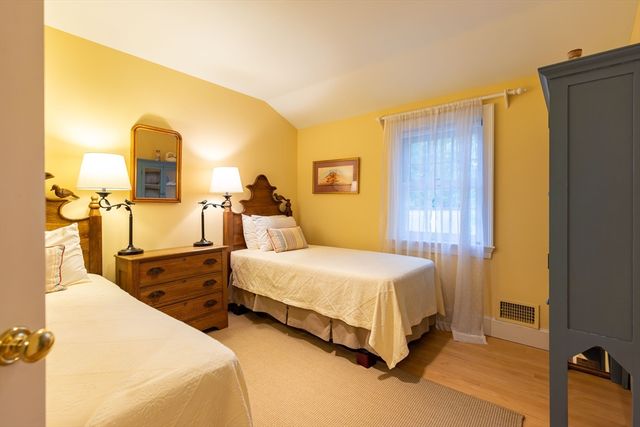 21 Woodlawn Ave, Tisbury, MA 02568