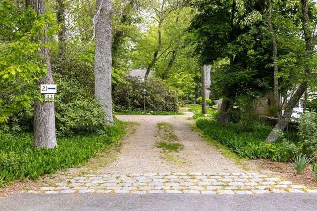 21 Woodlawn Ave, Tisbury, MA 02568