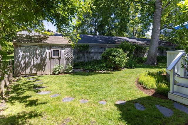 21 Woodlawn Ave, Tisbury, MA 02568