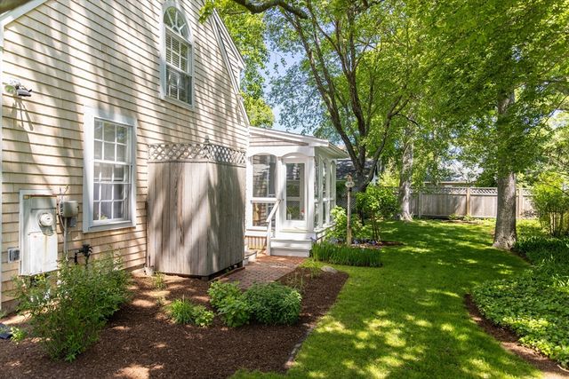 21 Woodlawn Ave, Tisbury, MA 02568