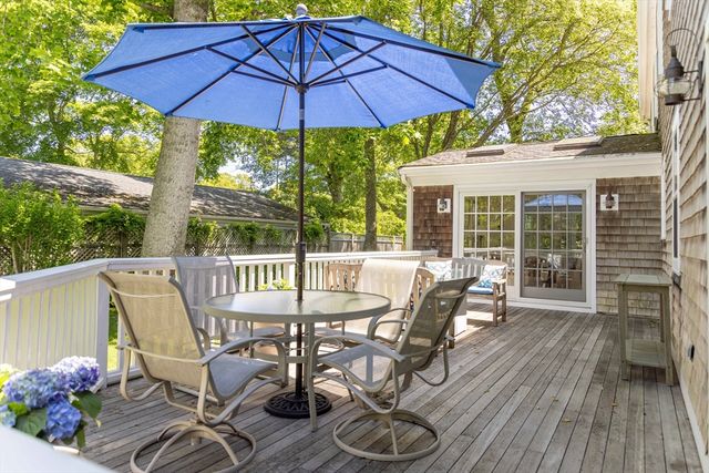 21 Woodlawn Ave, Tisbury, MA 02568