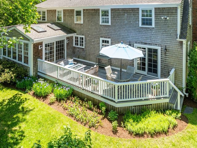 21 Woodlawn Ave, Tisbury, MA 02568