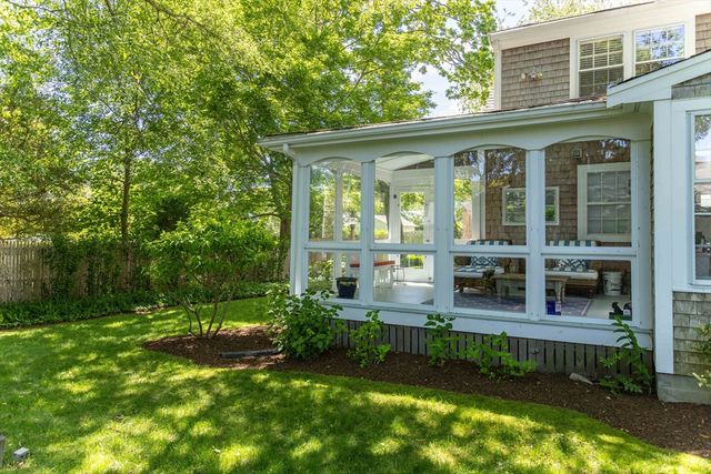 21 Woodlawn Ave, Tisbury, MA 02568