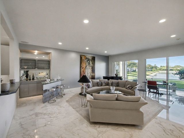 118 Palm Bay Dr. A, Palm Beach Gardens, FL 33418