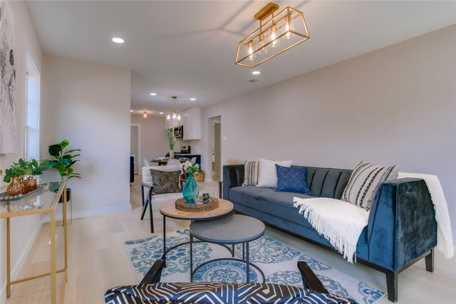 2635 Gladstone Drive, Dallas, TX 75211