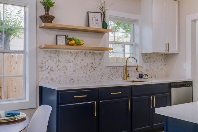 2635 Gladstone Drive, Dallas, TX 75211