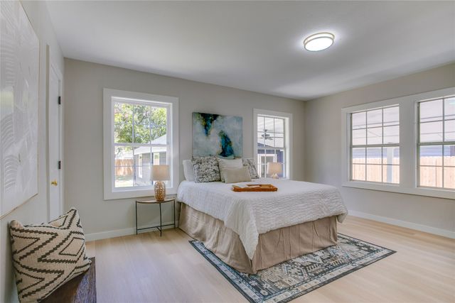 2635 Gladstone Drive, Dallas, TX 75211