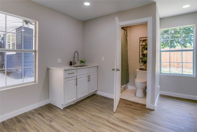 2635 Gladstone Drive, Dallas, TX 75211