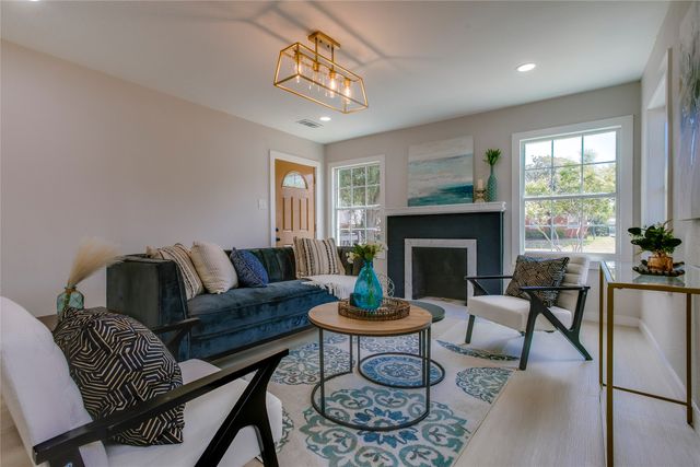 2635 Gladstone Drive, Dallas, TX 75211