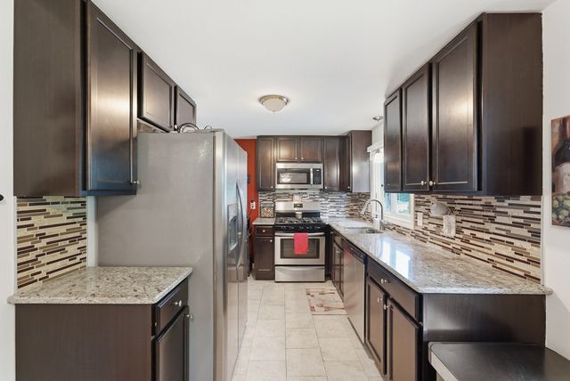 75 Longwood Dr, Chicopee, MA 01020