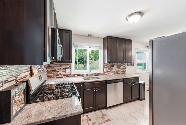 75 Longwood Dr, Chicopee, MA 01020