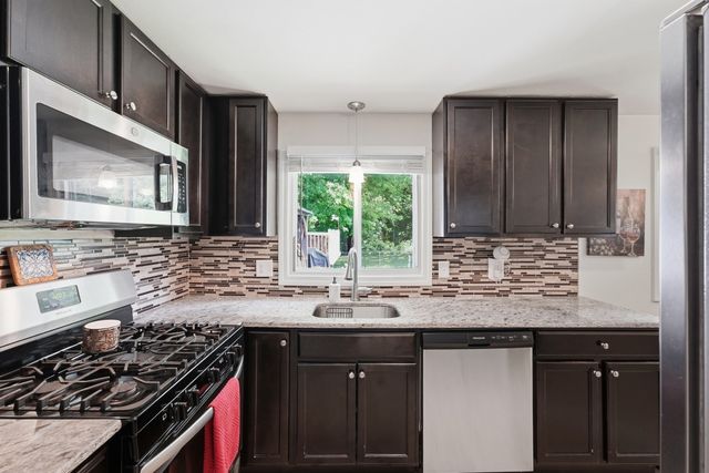 75 Longwood Dr, Chicopee, MA 01020