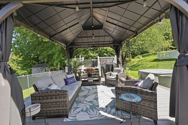 75 Longwood Dr, Chicopee, MA 01020