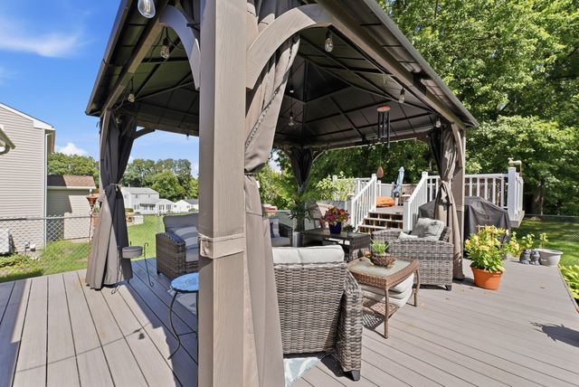 75 Longwood Dr, Chicopee, MA 01020