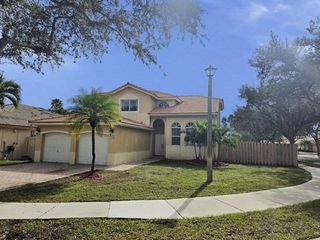 14422 N Royal Cove Cir, Davie, FL 33325