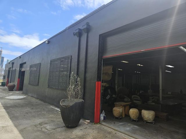 601 NW 11th St, Miami, FL 33136