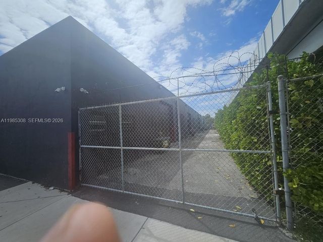 601 NW 11th St, Miami, FL 33136