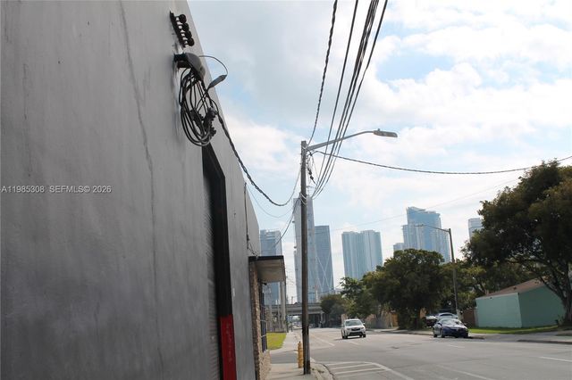 601 NW 11th St, Miami, FL 33136