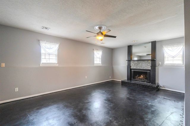 1621 Pin Oak Ct, Rose Hill, KS 67133